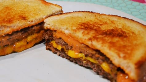 It's easy to make your own Steak n' Shake Frisco Melt, but some of the ingredients might surprise you. Frisco Melt, Hamburger Ideas, Steak N Shake, Patty Melt Recipe, Blackstone Cooking, Grilled Sandwiches, Melt Recipe, Patty Melt, Perfect Steak