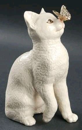 Egyptian Cats, Eye To Eye, Cat Stock, Soyut Sanat Tabloları, Cat Statue, Ceramic Animals, Cat Decor, Cat Sitting, Sculpture Clay