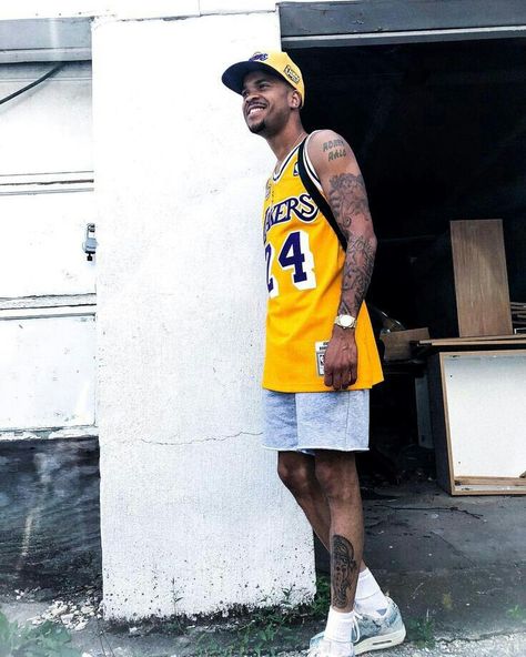 Lakers Outfit Men, Laker Jersey Outfit Men, Jersey Outfit Men, Nba Jersey Outfit, Stylish Sneakers Outfit, Lakers Outfit, Basketball Jersey Outfit, Mens Street Style Summer, Sneakers Outfit Men