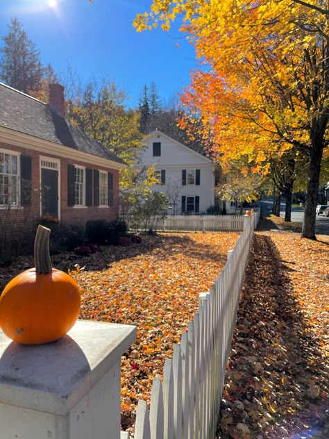 Fall Country Aesthetic, Aesthetic With Friends, Autumn Town, Hygge Autumn, Fall Aesthetic Pictures, Fall New England, Aesthetic Picture Ideas, Fall Autumn Aesthetic, New England Aesthetic