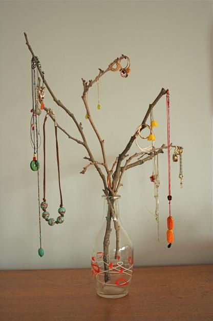 Jewelry stand Tree Branch Jewelry, Jewelry Holder Stand, Boho Jewelry Diy, Vintage Jewelry Diy, Decoration Vitrine, Jewerly Displays, Diy Jewelry To Sell, Jewelry Display Ideas, Diy Jewelry Display