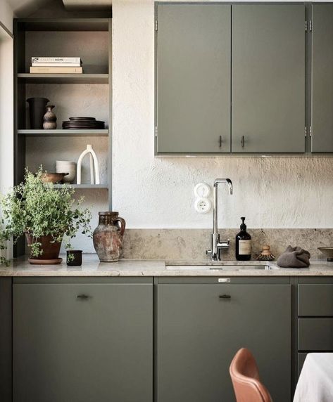 Modern Kitchen Layout, Black Kitchen Handles, Greige Kitchen, Sage Kitchen, Wallpaper Kitchen, Kitchen Designer, Organizer Kitchen, Designer Kitchen, Paint Kitchen