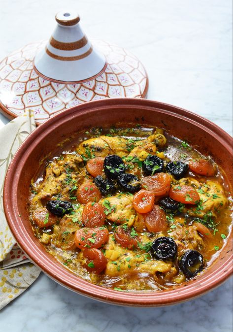 Apricot Chicken Tagine, Moroccan Chicken With Apricots, Moroccan Chicken Tagine Recipes, Chicken Tagine Recipes, Moroccan Chicken Tagine, Best Chicken Dinner Recipes, Iftar Ideas, Moroccan Chicken Recipe, Best Chicken Dinner