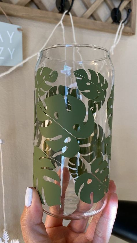 Monstera Cup / 20 oz. #sublimationdesigns #tumblerdesigns #vinyldesigns #sublimationideas #tumblerwraps #svg Coffee Cup Crafts, Glass Tumbler Design, Glass Cup With Bamboo Lid, Summer Cups, Bamboo Cups, Cute Coffee Cups, Green Vinyl, Projets Cricut, Vinyl Tumblers