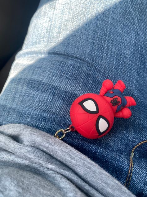 Marvel Keychain Diy, Spider Man Clay Ideas, Polymer Clay Spiderman, Spiderman Clay Ideas, Spiderman Clay Art, Marvel Polymer Clay, Clay Spiderman, Spider Man Keychain, Spiderman Keychain