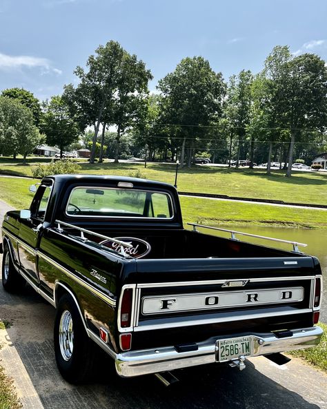 Old School Ford Trucks, Old Pick Up Trucks, Cute Trucks, Old Ford Trucks Vintage, 70s Truck, Black Pickup Truck, Old Ford Pickup Truck, Old Ford Truck, Vintage Pickup