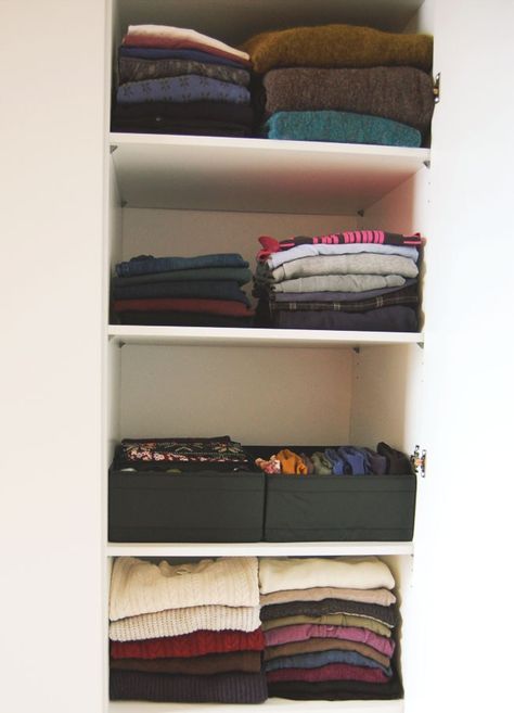 The KonMari Method Clothes - before and after - Finding North Deep Shelves Organization Bedroom, Konmari Closet, Small Wardrobe Organisation, Konmari Organizing, Konmari Folding, Deep Closet, Shelf Arrangement, Clothes Shelves, Folded Clothes