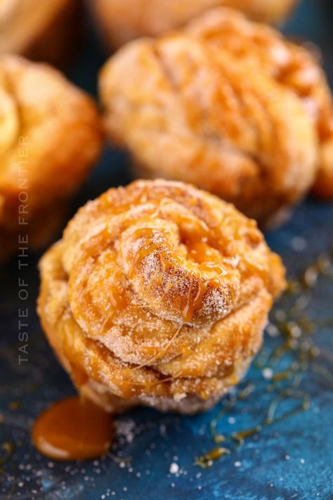 Savor these Caramel Cruffins with layers of flaky, buttery pastry, rolled with luscious caramel sauce, and baked to golden perfection. Caramel Croissant, Bakery Pastry Recipes, Cruffins With Crescent Rolls, Puff Pastry Caramel Rolls, Crescent Roll Caramel Rolls, Easy Caramel Rolls, Cream Filled Cruffin, Chocolate Crinkles Recipe, Cruffin Recipe