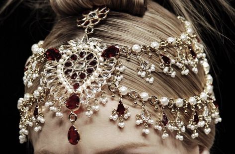 Alexander Mcqueen Ready To Wear, Daena Targaryen, Lizzie Hearts, Visenya Targaryen, Dark Wings, Targaryen Aesthetic, Rhaenyra Targaryen, Fire And Blood, House Targaryen