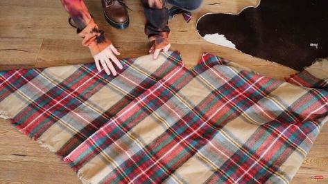 Diy Poncho No Sew, Ponchos Diy, How To Make A Poncho, Fleece Diy, Diy Poncho, Poncho Diy, Poncho Pattern Sewing, Diy Cape, No Sew Blankets