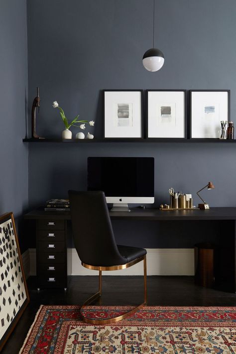 Is this not the sexiest office you've ever seen? Black furniture combined with brass accents looks super sleek. Opt for a gray-black for the walls, so it doesn't feel too dark. Vibeke Design, Office Inspo, Office Designs, Black Furniture, Modern Home Office, Home Office Setup, Office Setup, Home Office Ideas, Office Room