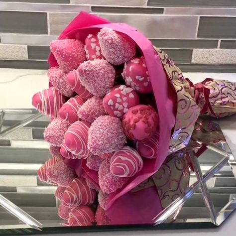 Chocolate Strawberry Bouquet, Chocolate Strawberries Bouquet, Strawberry Bouquet, Mousse Au Chocolat Torte, Cake Pop Bouquet, Covered Strawberries Bouquet, Strawberries Bouquet, Strawberry Ideas, Chocolate Covered Strawberry Recipe