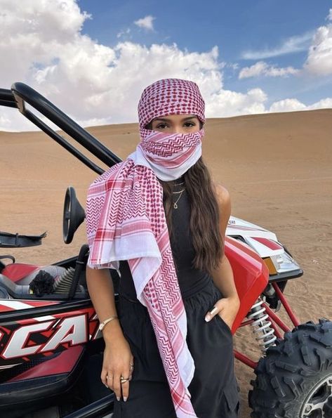 Desert Photoshoot Outfit, وادي رم, Morocco Travel Outfit, Hajib Fashion, Egypt Outfits, Desert Photoshoot Ideas, Dubai Outfit, Desert Outfit, Dubai Outfits