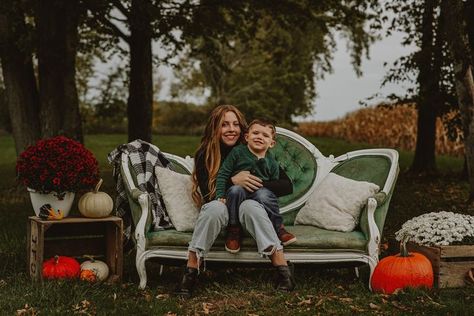 green couch, vintage couch, fall mini shoot, pumpkin photos, photos with mums, fall family photo Fall Couch Photoshoot, Fall Mini Session Ideas, Couch Photoshoot, Couch Poses, Christmas Couch, 1 Year Photoshoot, Mini Session Themes, Victorian Couch, Autumn Photo Shoot