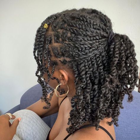 Mini Twists Natural Hair, Twisted Hair, Protective Hairstyles For Natural Hair, Quick Natural Hair Styles, Natural Hair Twists, Mini Twists, Pelo Afro, Protective Hairstyles Braids, Hair Twist Styles