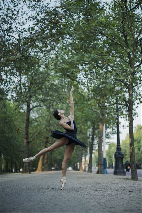 Street Ballet Photoshoot, Outside Ballet Photography, Dance Poses On Pointe, Ballet Outdoor Photoshoot, Street Ballet Photography, Outdoor Pointe Photoshoot, Ballet Photoshoot Outside, Dance Photoshoot Poses Ballet, Dance Senior Pictures Pointe