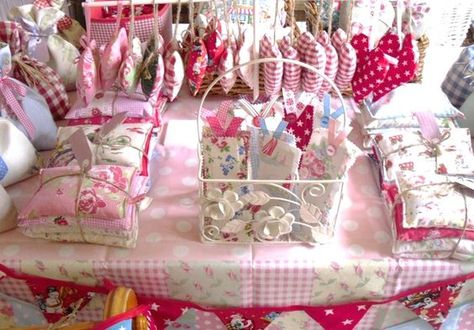 Craft Fair Secrets – How to Make a Great Craft Fair Display. M. you probably know all this, but i thought I'd pin it anyway Craft Stall Display, Craft Show Tips, Fall Craft Fairs, Craft Displays, Craft Show Display Ideas, Craft Booth Ideas, Show Display Ideas, Craft Show Booth, Craft Fair Booth