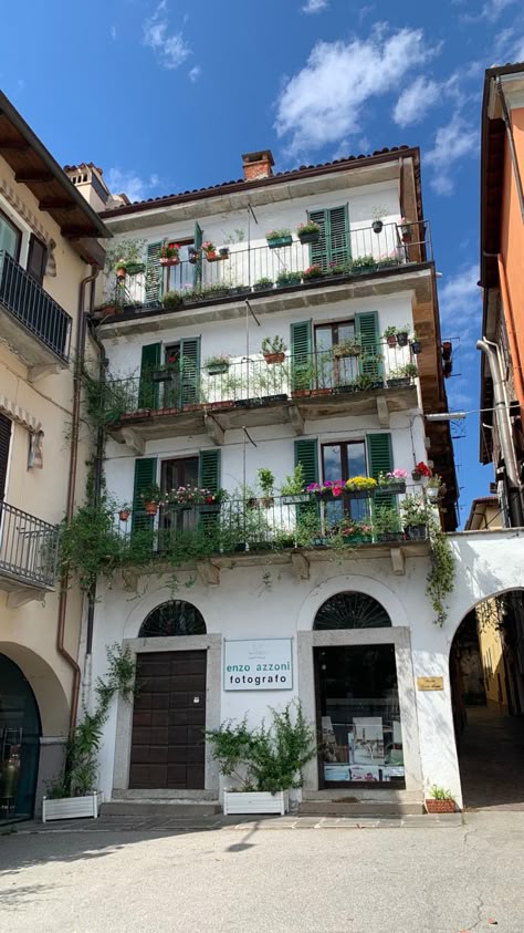 Italian Home Aesthetic Exterior, Italy Apartment Exterior, Italian Home Layout, Spanish Apartment Exterior, Mediterranean Apartment Exterior, European Apartment Exterior, Small Italian House Exterior, Italian Appartement, Italian Apartment Exterior