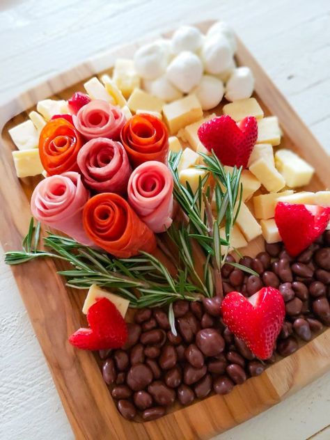 Charcuterie Board Ideas Anniversary, Fun Charcuterie Board Ideas Valentines, Valentine Charcuterie Bouquet, Engagement Charcuterie Board Ideas, Valentines Brunch Board, Valentine Charturie Board, Couples Charcuterie Board, Engagement Ring Charcuterie Board, Valentines Meat And Cheese Tray