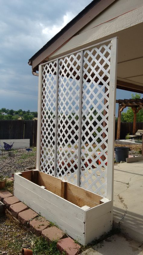 Casas Lattice Privacy Screen, Cabin Landscape, Backyard Planters, Wall Planters Outdoor, Pretty Porches, Patio Gardening, Privacy Ideas, Patio Privacy Screen, Concrete Patios