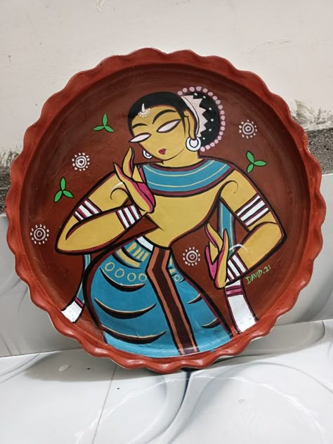 Sora Painting Ideas, Mud Plate Painting, Plate Painting Ideas Indian, Matir Thala Painting, Pot Designs Painted Indian, Bengali Drawing, Sora Painting, Kulo Art, Bengali Alpona