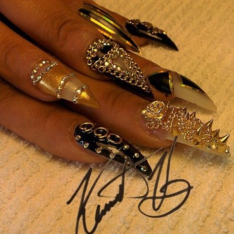 I wouldn't do this on my own nails but I live the artistry in them! Different Nail Designs, Gold Nail, Her Nails, Black Nail, Nail Polishes, Nail Designs, Nail Art, Nails, Gold