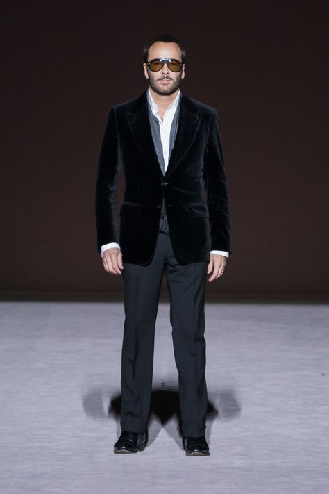 Best Tuxedo, Velvet Blazer Outfit, Fitted Suits, Tom Ford Style, Cool Tuxedos, Tom Ford Designer, White Evening Gowns, Tom Ford Suit, 2016 Menswear