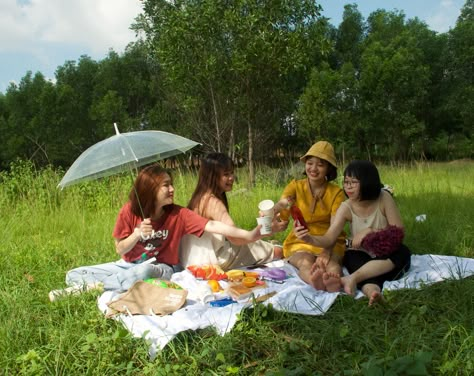 4 People Poses Drawing, Picnic Reference, People Having A Picnic, Pose Reference Model, Picnic Core, Bday Picnic, Drawing Bodies, Ap Art Portfolio, Group Photo Ideas