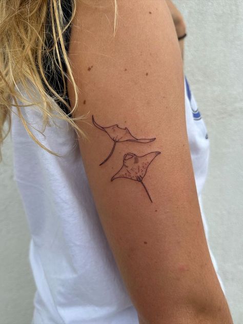 #finelinetattoo #mantaraytattoo #emreidtattoo Tattoo Designs Gemini, Naruto Tattoo Design, Chicano Tattoo Designs, 46 Tattoo, Tattoo Yin Yang, Jesus Tattoo Design, Beachy Tattoos, Stingray Tattoo, Ray Tattoo