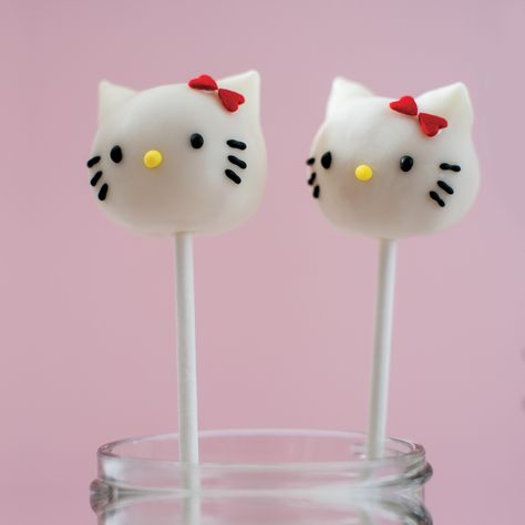 Delicious Ways to Bring Hello Kitty into Your Kitchen | Quirk Books : Publishers & Seekers of All Things Awesome Hello Kitty Desserts, Hello Kitty Cake Pops, Kitty Cake Pops, Piping Ideas, Hello Kitty Bday, Cake Pop Designs, Cake Pop Decorating, Kitty Birthday Party, Hello Kitty Crochet