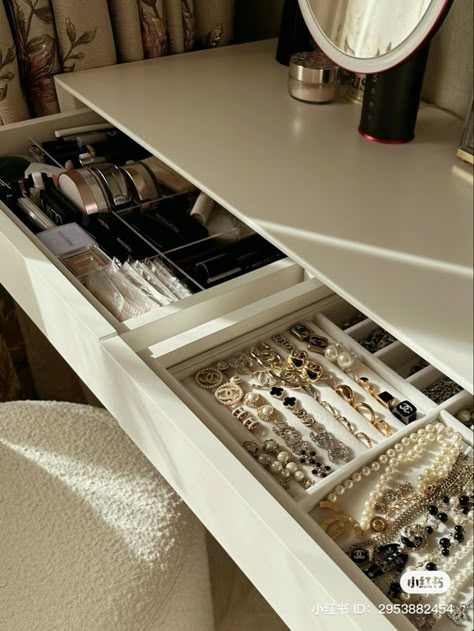 Aesthetic Desk Vanity Setup, Makeup And Jewelry Vanity, Drawer Organization Jewelry, Aesthetic Dressing Table Decor, Jewelry Organization Drawer, Makeup Storage Aesthetic, Aesthetic Bedroom Vanity, Desk Organization Drawer, Make Up Table Organisation Ideas