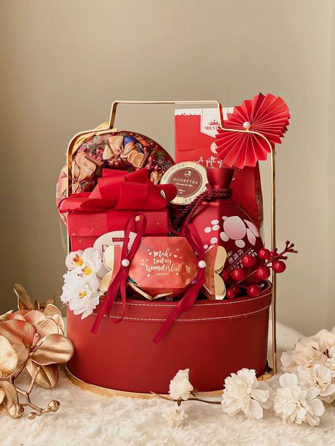 Lunar New Year Gift Basket, Chinese New Year Hampers Ideas, Hamper Photoshoot, Hampers Photoshoot, Imlek Hampers, Chinese Hampers, Gift Basket Food, Hampers Design, Client Gift Baskets