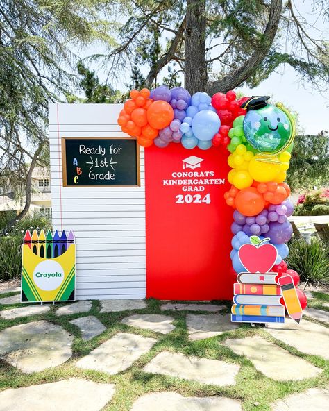 Congratulations to these 2024 Kindergarten Grads 🎉 This day will definitely be a core memory for them 🥺 My client hosted the dreamiest graduation party for these littles. If you are looking for a custom backdrop for your graduation party you are at the right place. Whether you want simple or grand your wish is our command 🪄 To get a quote, you can reach us in the following ways: - info@luxanballoons.com - www.luxanballoons.com - text @ 619-759-8185 Kg Graduation Ideas, 1st Grade Graduation Ideas, Kindergarten Graduation Backdrop, Kids Graduation Party Ideas, Kinder Graduation Ideas, Kindergarten Graduation Party Ideas, Kindergarten Graduation Themes, Kindergarten Graduation Decorations, Kindergarden Graduation