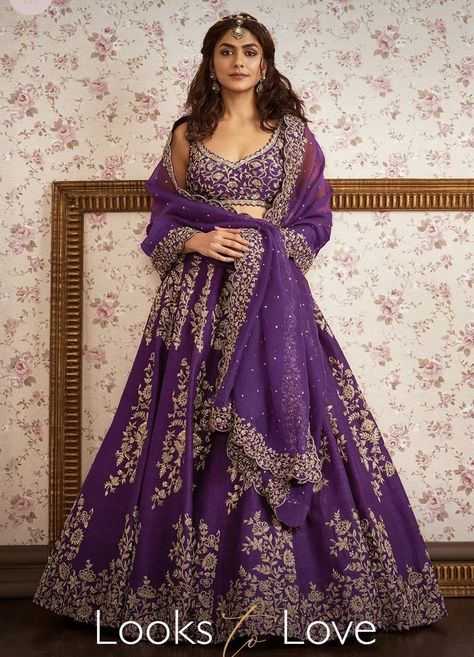 Purple Gold Lehenga, Purple Lehanga Look, Violet Bridal Lehenga, Indian Wedding Outfits Purple, Purple Engagement Lehenga, Purple Lehenga Bridal Receptions, Purple Lehenga Look, Purple Lehanga Designs Latest, Purple Wedding Lehenga Bridal