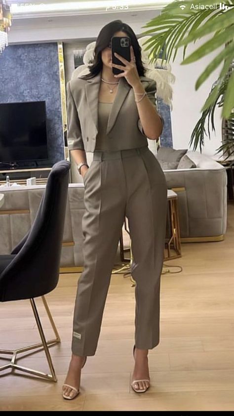 Suite For Women Stylish, Formal Suits For Women Classy, Formal Pantsuits For Women, Stylish Work Attire, Woman Suit Fashion, Casual Day Outfits, Elegante Casual, Quick Outfits, Classy Work Outfits