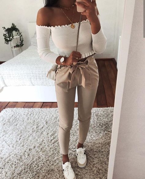 White Pants Women, Spring Dresses Women, Beige Pants, Pinterest Outfits, Looks Vintage, Fashion Mode, Outfits Casuales, Spring Dresses, White Sneakers