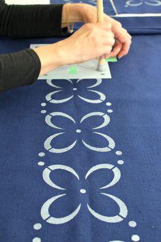 DIY Stenciled Fabric Table Linens Fabric Painting With Stencils, Fabric Paint Designs For Bedsheets, Fabric Painting Ideas For Bedsheets, Stencil Clothes, Fabric Tutorial, Fabric Paint Diy, Stencil Fabric, Fabric Painting Techniques, Stencil Painting On Walls