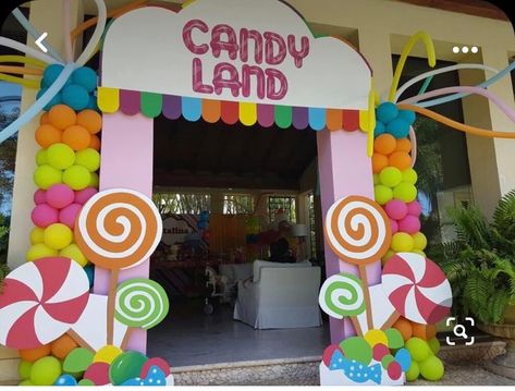 Candy Theme Birthday Party, Candy Themed Party, Candy Land Birthday Party, Wreath Candy, Candy Birthday Party, Candyland Christmas, Candy Land Christmas Decorations, Candyland Birthday, Candy Land Christmas Decorations Outdoor