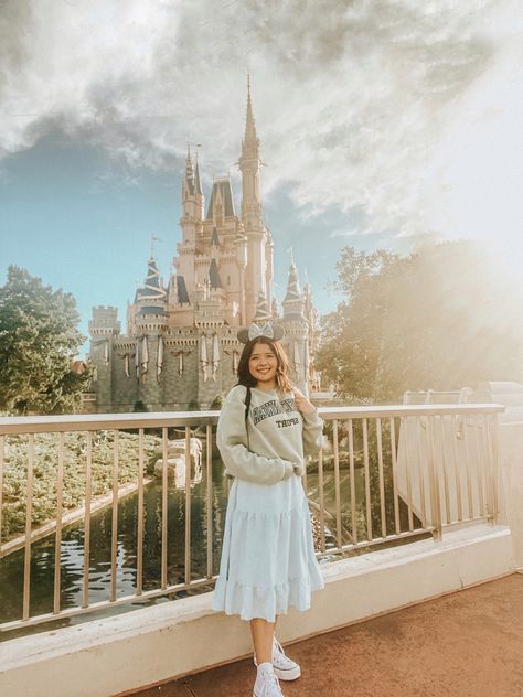 Disney World Outfits Modest, Long Skirt Outfits Disney, Disneyland Modest Outfits, Disney World Outfits Skirt, Disney Modest Outfits, Disneyland Outfits Skirt, Disneyland Skirt Outfit, Modest Disney Outfits, Universal Studios Outfits