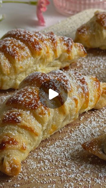 Isabel Kullmann on Instagram: "The easiest and most delicious homemade mini croissants with chocolate filling 🥐✨

Full recipe is on my blog izzyskitchenblog.com (link in bio)

Follow @izzyskitchen_ for more recipes! 🤍
#croissant #minicroissant #chocolatecroissant #minichocolatecroissant #chocolatecroissantrecipe #croissantrecipe #easycroissantrecipe #pastry #puffpastry #puffpastryrecipe #easybaking #easybakingrecipe #aestheticbaking #einfachesbacken #blätterteigcroissants" Chocolate Filling Recipe, Easy Croissant Recipe, Chocolate Croissant Recipe, Puff Pastry Chocolate, Recetas Air Fryer, Cream Roll, Pastry Chocolate, Mini Croissants, Croissant Recipe