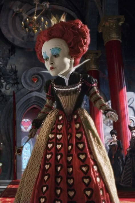 Red Queen Costume, Iconic Halloween Costumes, Queen Of Hearts Alice, Alice In Wonderland 2010, Queen Alice, Tim Burton Characters, Alice In The Wonderland, Alice In Wonderland Aesthetic, Tim Burton Films