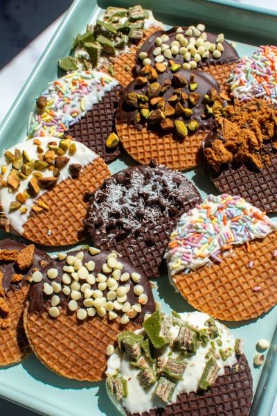 We partnered with our friend @baydish for this Chocolate Dipped Stroopwafel Recipe. Easily elevate your stroopwafel experience by dipping these Dutch delicacies in chocolate and creative toppings at your own DIY bar. #WorldMarket #Stroopwafel #DessertRecipe #Cookies #StroopwafelRecipe Stroopwafel Recipe, Food Gifts Packaging, Welcome To Holland, To Holland, Pistachio Cream, Christmas Food Gifts, Chocolate Topping, Melted Chocolate, Ice Cream Sandwich