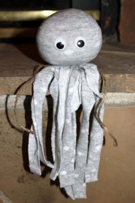 Cool Crafts Made With Old Socks - No Sew Socktopus - Fun DIY Projects and Gifts You Can Make With A Sock - Easy DIY Ideas for Teens, Teenagers, Kids and Adults - Step by Step Tutorials and Instructions for Making Room Decor, Animals, Cat, Rabbit, Owl, Puppets, Snowman, Gloves http://diyprojectsforteens.com/diy-crafts-ideas-socks No Sew Sock Animals, Tshirt Scraps, Sock Octopus, School Holiday Crafts, Sock Dolls, Sock Toys, Diy Socks, Sock Crafts, Christmas Child