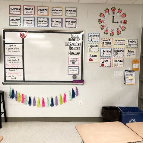 Miss.Maestra 8 Elementary Spanish Classroom, Spanish Teacher Classroom, Spanish Classroom Decor, Classroom Decor Middle, Middle School Classroom Decor, Classroom Decor High School, Middle School Spanish, Classroom Tour, Dual Language Classroom