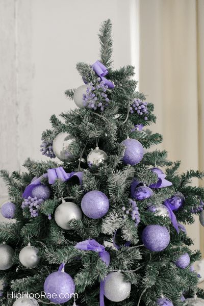 Purple and Mauve Christmas Decorations on a green Christmas tree Light Purple Christmas Aesthetic, Purple And Silver Christmas Tree Ideas, Purple And Green Christmas Tree, Christmas Tree Ideas Purple, Purple And White Christmas Tree, Purple Xmas Tree, Lilac Christmas Tree, Lavender Christmas Tree, Emerald Green Christmas Decor