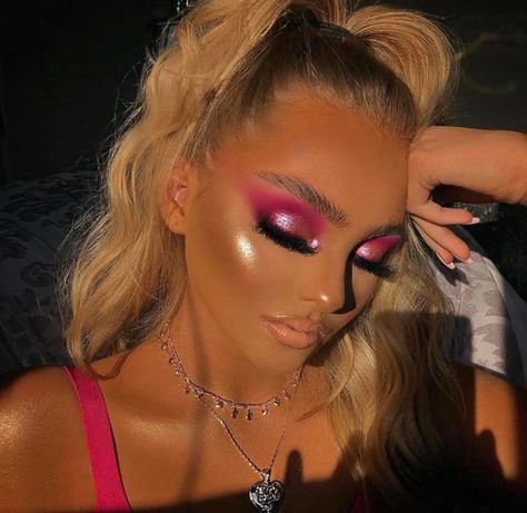 The Most Flattering Eye Makeup Trends Everyone Can Pull Off Bright Pink Eyeshadow, Eye Makeup Trends, Festival Eye Makeup, Pink Glitter Makeup, Festival Makeup Rave, Pink Eyeshadow Look, Bright Eye Makeup, 25mm Lashes, Carnival Makeup