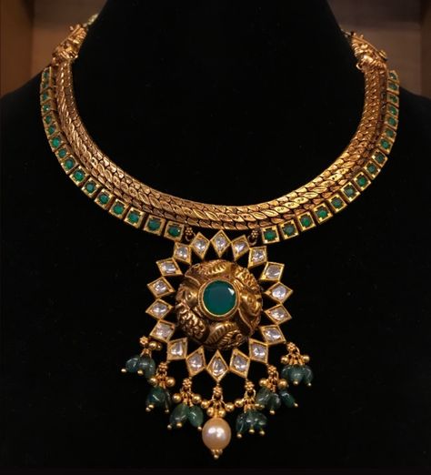 Dubai Necklace Designs Gold, Latest Indian Jewellery, Jalebi Necklace, Indian Antique Jewellery, Heavy Gold Necklace Indian, Latest Gold Choker Necklace Designs, Wedding Jewelry Sets Bridal Jewellery, Temple Jewelry Necklace, Antique Necklaces Design