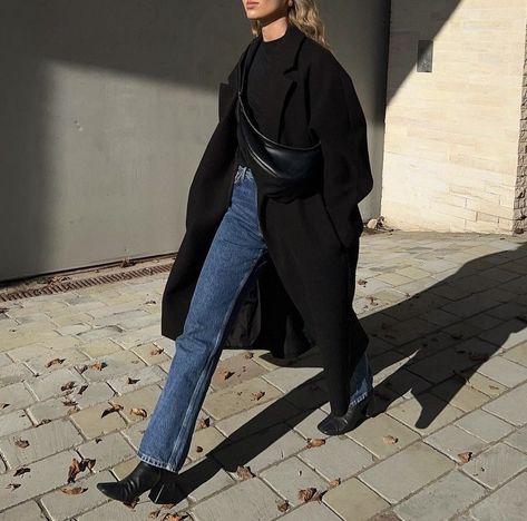 Long Black Coat Outfit, Dark Blue Jeans Outfit, Hm Jeans, Coat Outfit Ideas, Black Coat Outfit, Blue Jean Outfits, Long Black Coat, Coat Outfit, Outfit Jeans