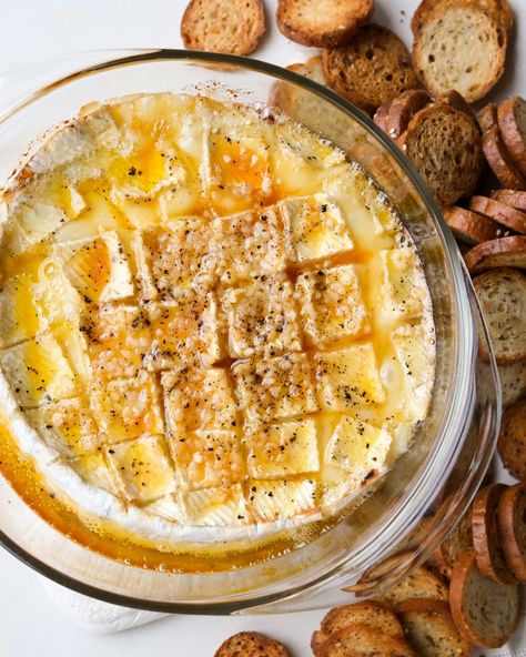 Baked brie in dish. Recipe Using Brie Cheese, Brie Recipes Easy, Holiday Brie, Baked Brie With Honey, Baked Brie Honey, Easy Baked Brie Recipe, Baked Brie Cheese, Brie Cheese Recipes, Baked Brie Appetizer