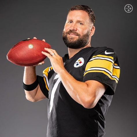 Pittsburgh Steelers on Instagram: “Some photoshoot 🔥 for your timeline” Sports Person, Here We Go Steelers, Ben Roethlisberger, Nfl Championships, Cartoon Graphics, Nfl Pictures, American Athletes, Go Steelers, Pittsburg Steelers